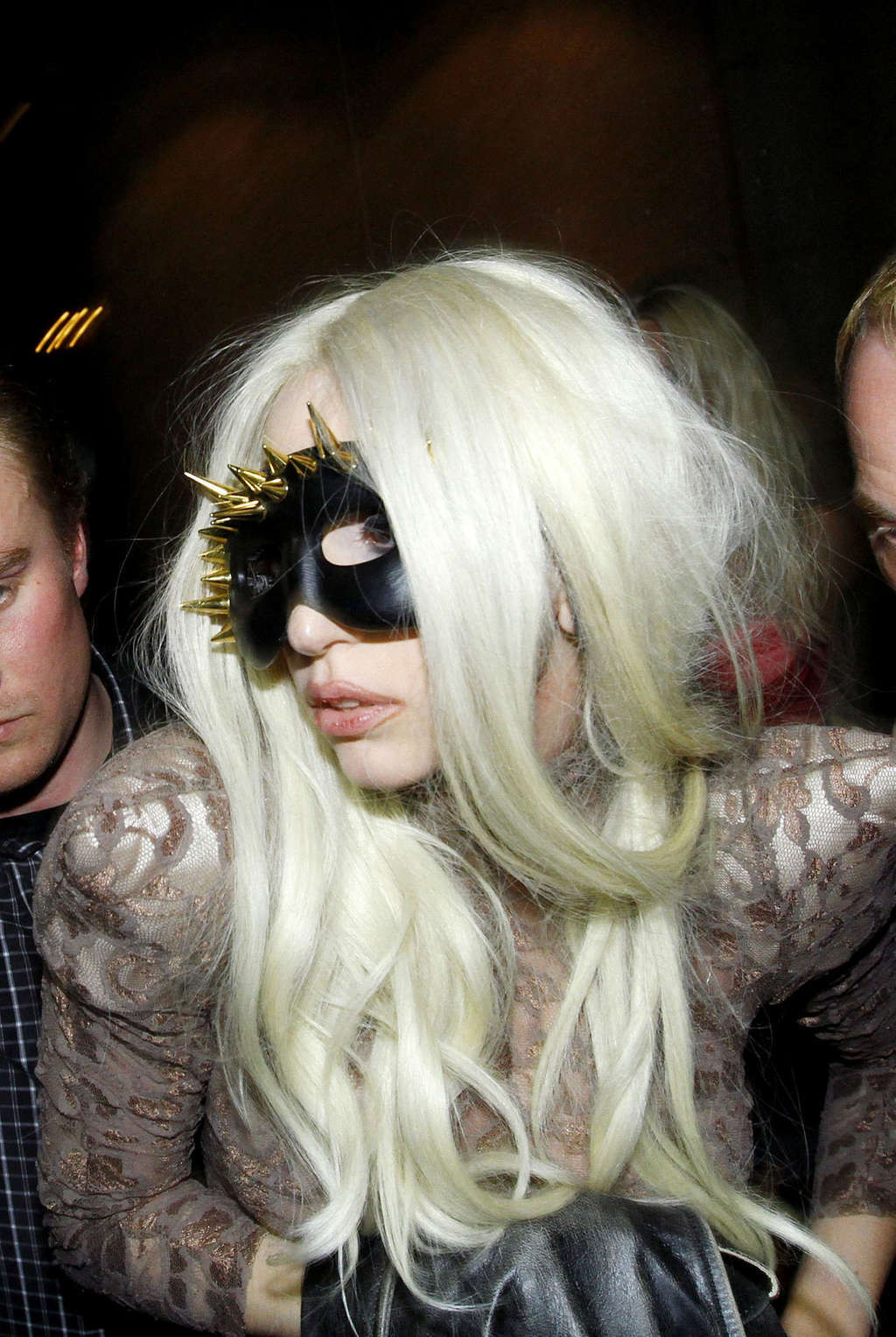 Lady Gaga zeigt ihre Muschi in durchsichtigen Höschen und in Strümpfen
 #75350125