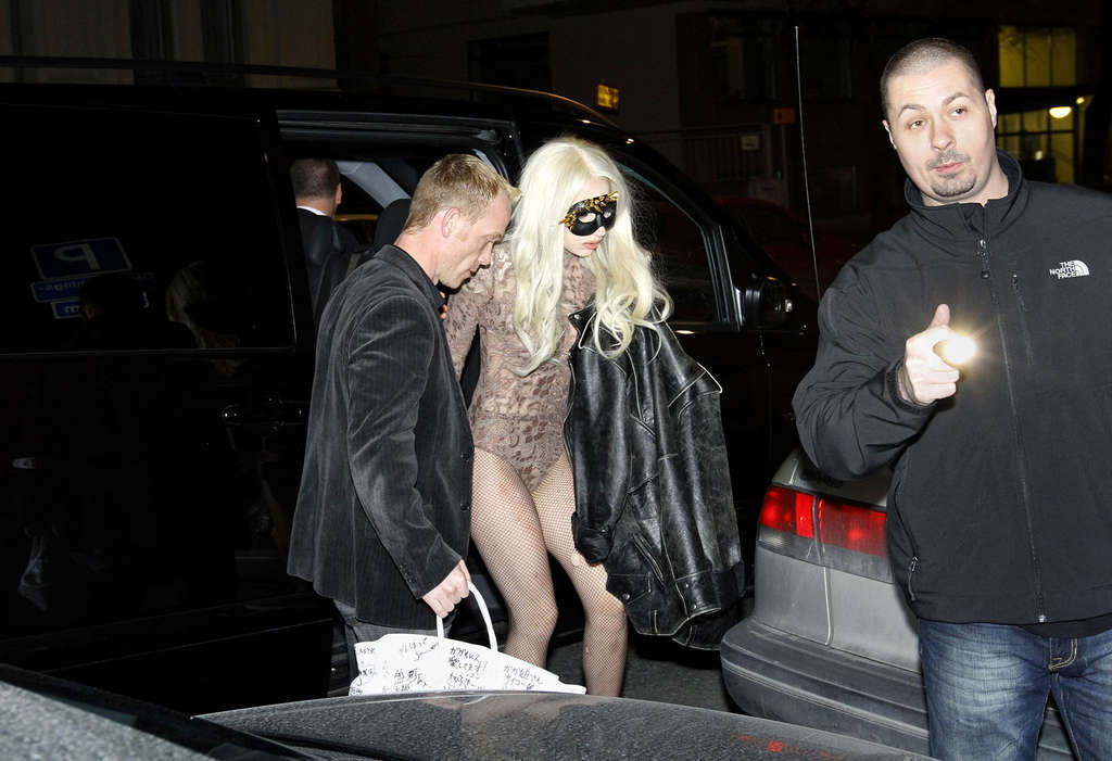 Lady Gaga zeigt ihre Muschi in durchsichtigen Höschen und in Strümpfen
 #75350142