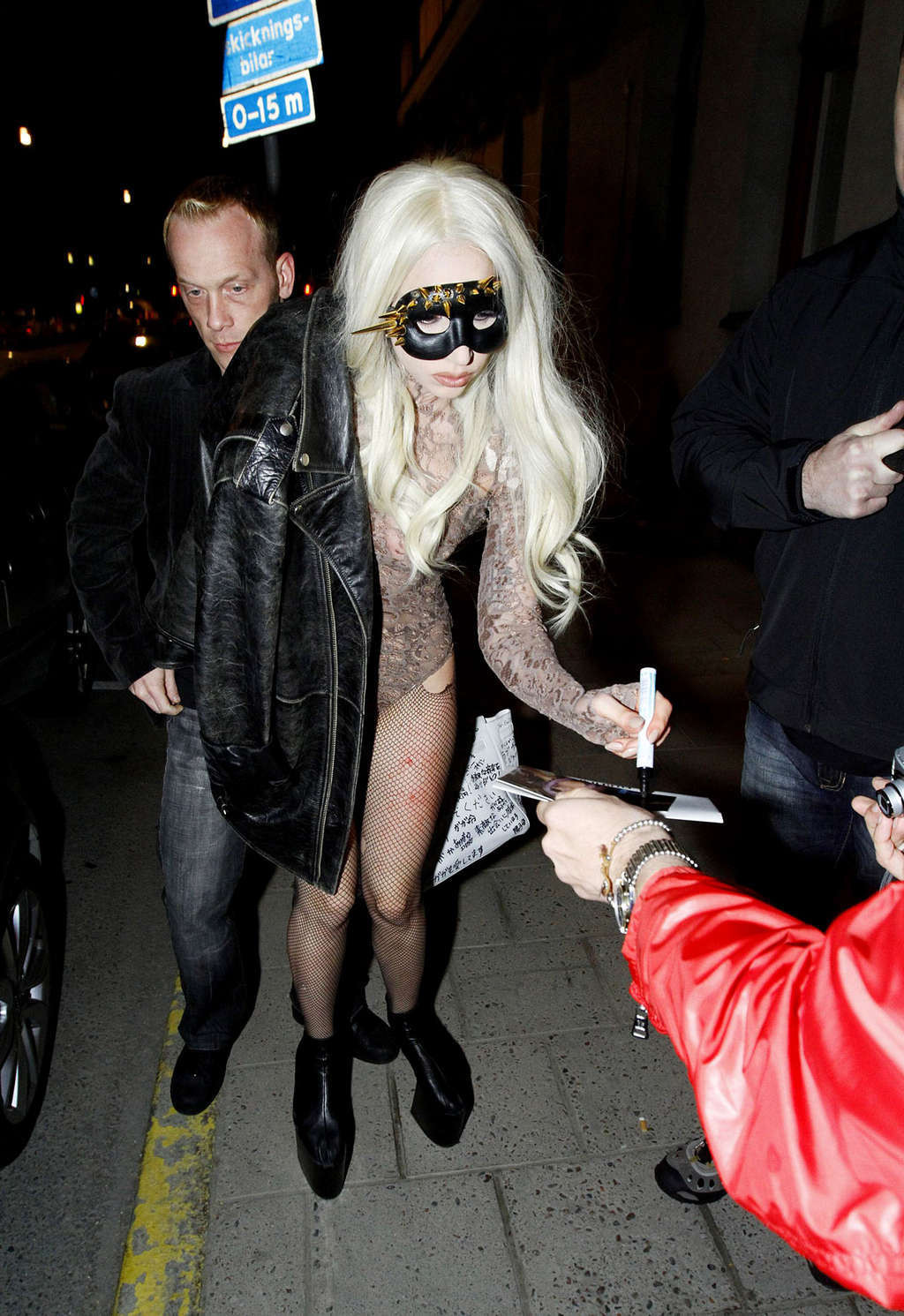 Lady gaga mostrando el coño en bragas transparentes y en medias
 #75350149