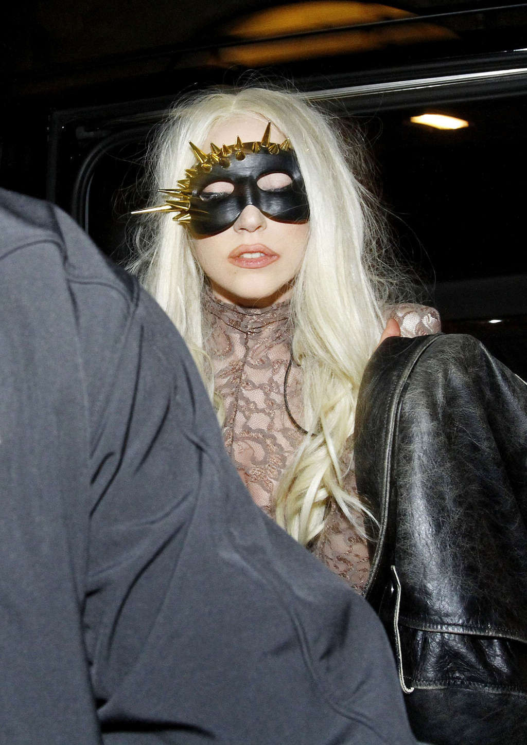 Lady Gaga zeigt ihre Muschi in durchsichtigen Höschen und in Strümpfen
 #75350153