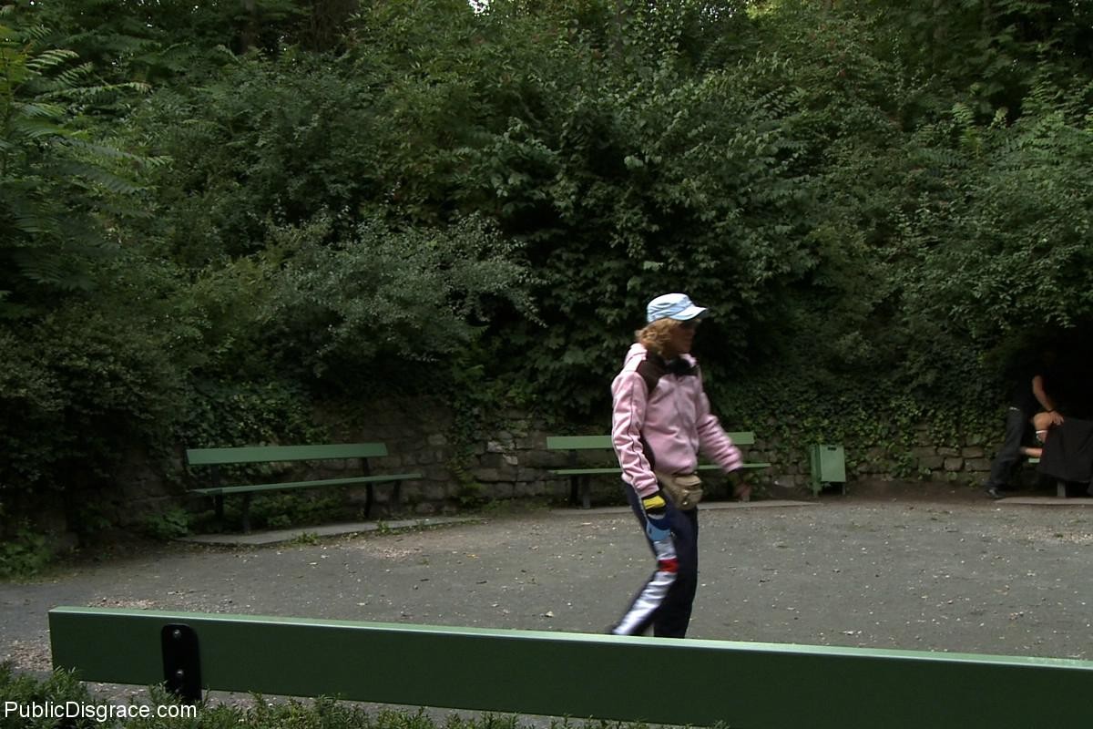 Beauté se fait déshabiller, attacher et baiser en plein air dans des lieux publics. #68756937