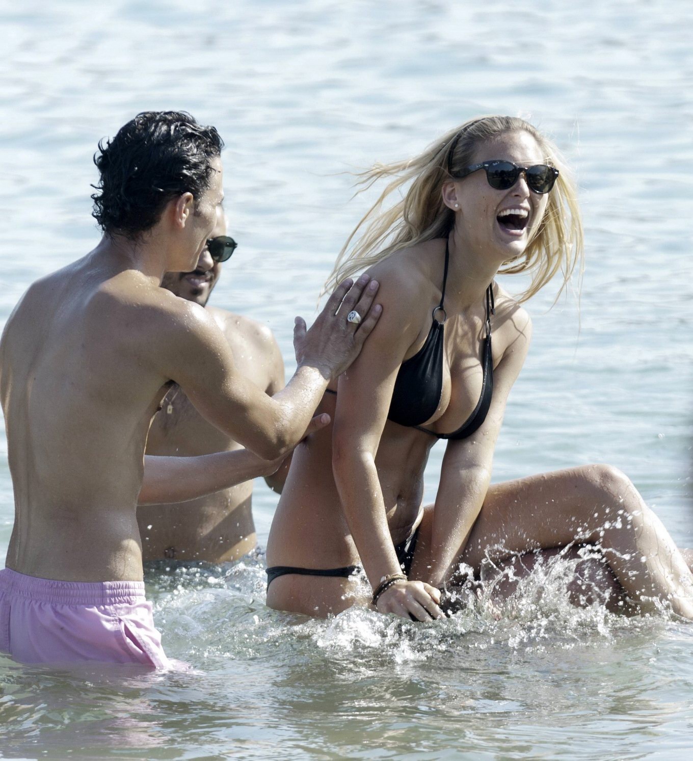 Bar refaeli vollbusig trägt schwarzen Bikini am Strand in Griechenland
 #75290843