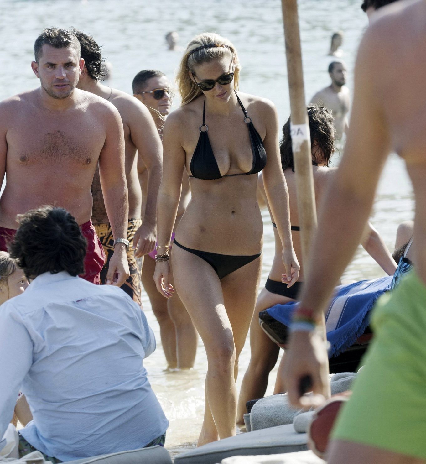 Bar refaeli vollbusig trägt schwarzen Bikini am Strand in Griechenland
 #75290958