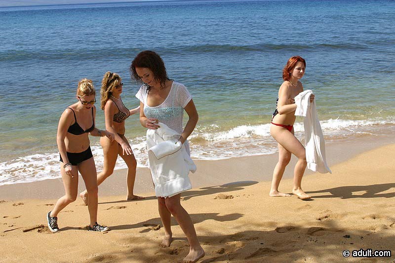 砂浜で裸になって遊ぶ4人のレズビアン
 #72321380