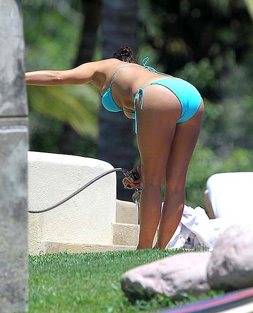 Kim Kardashian che espone culo sexy e tette enormi in bikini blu
 #75260849