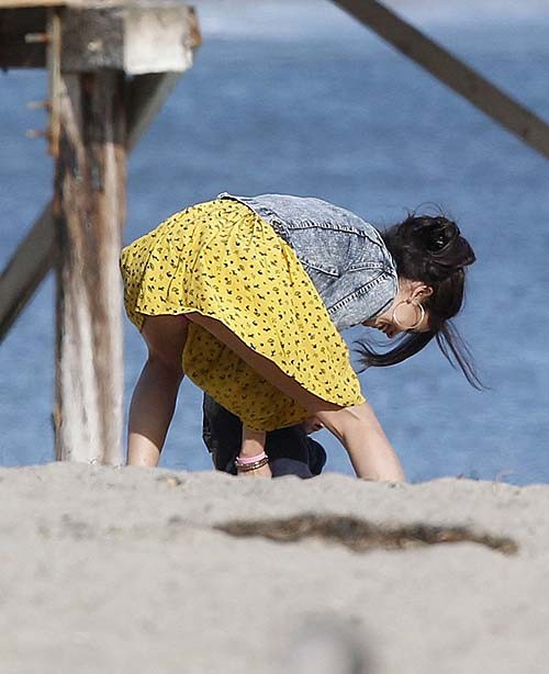 Selena gomez sexy upskirt paparazzi fotos am strand
 #75273359