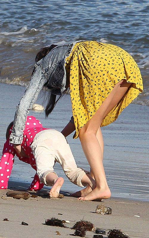 セレナゴメス、ビーチでセクシーなアップスカートのパパラッチ写真
 #75273371