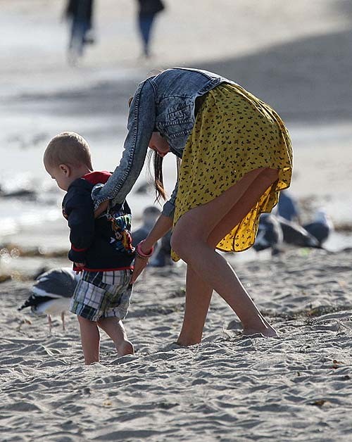 Selena gomez sexy upskirt paparazzi fotos en la playa
 #75273380