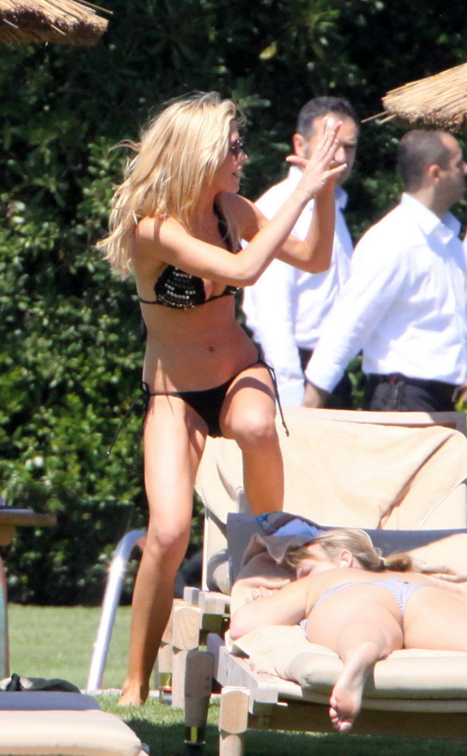 Abigail clancy montre ses fesses en bikini noir en sardaigne
 #75300504