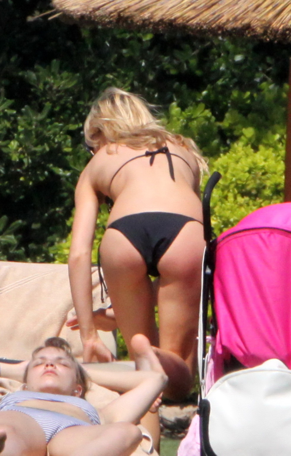 Abigail clancy montre ses fesses en bikini noir en sardaigne
 #75300518