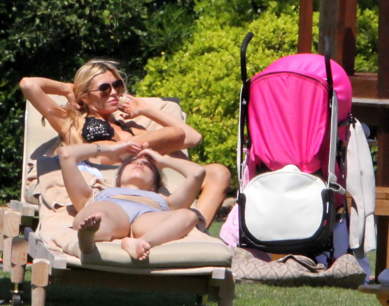 Abigail clancy montre ses fesses en bikini noir en sardaigne
 #75300576