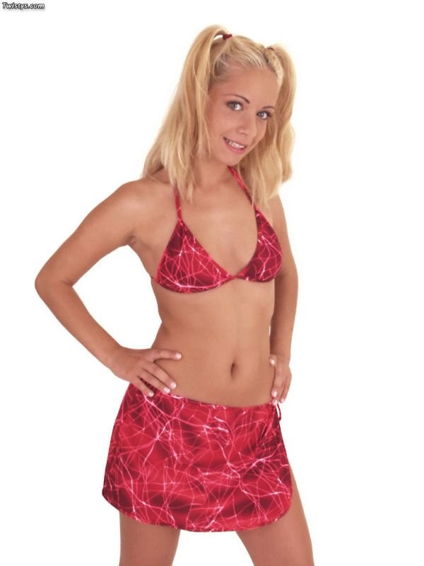 Rubia linda desnudándose
 #74020391