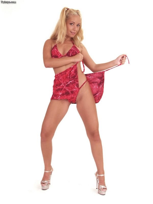 Rubia linda desnudándose
 #74020420