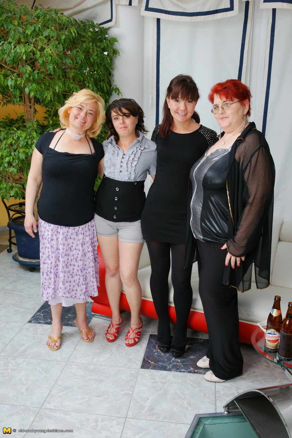 Cuatro lesbianas viejas y jóvenes haciendo una fiesta
 #75482055