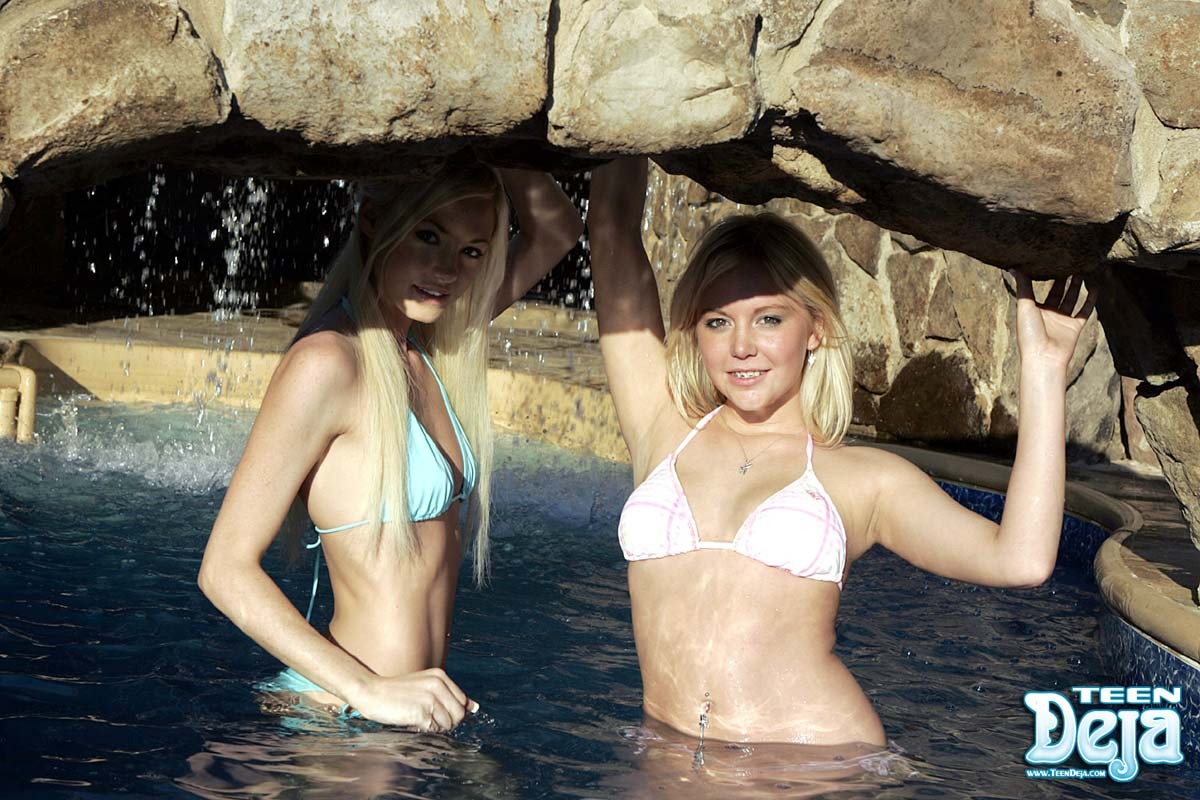 Zwei Teenager-Mädchen in Bikinis
 #73184381