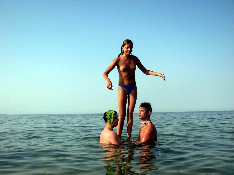 Heiße russische Nudistin zieht hier ihren Bikini aus
 #72256076