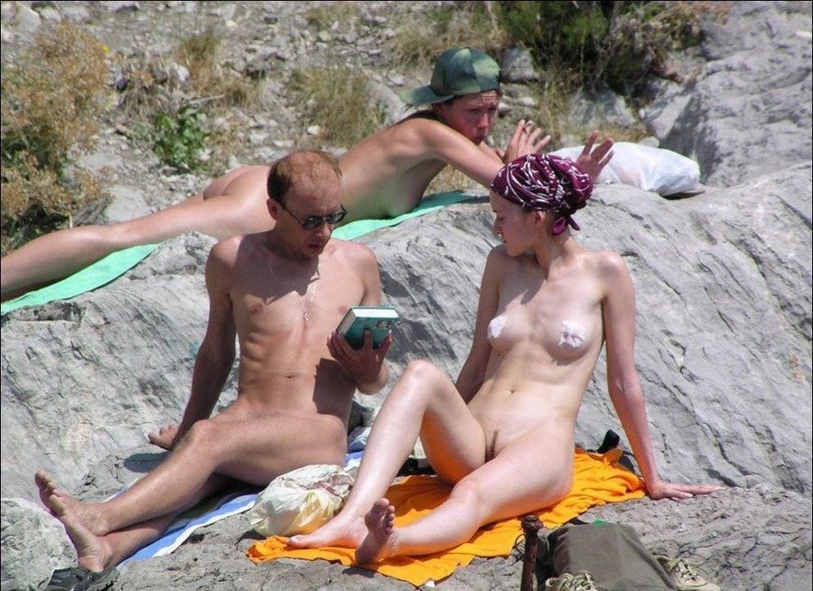 Heiße russische Nudistin zieht hier ihren Bikini aus
 #72256146