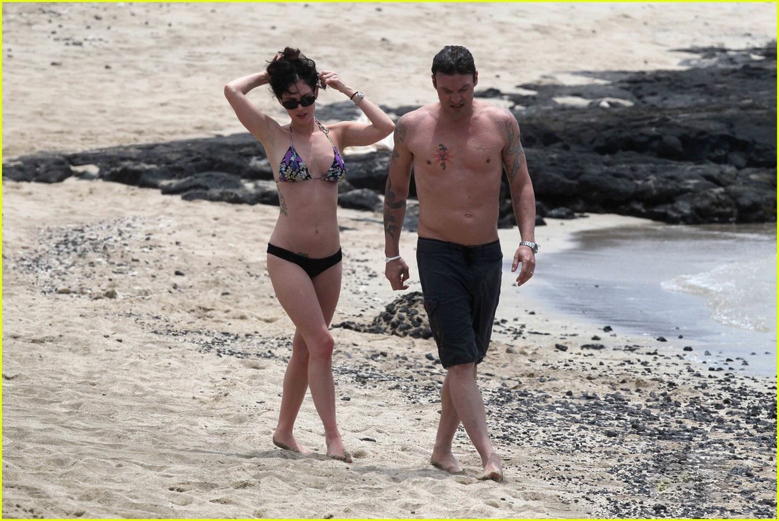 Megan fox mostrando su cuerpo en bikini en una playa de hawaii
 #75299403
