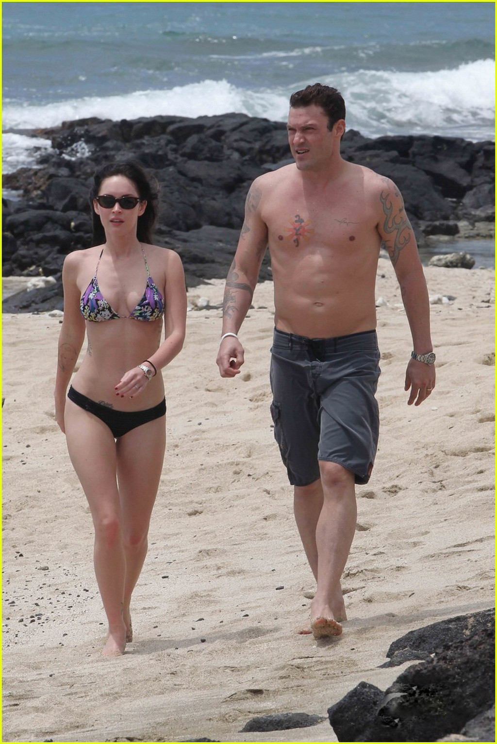 Megan fox mostrando su cuerpo en bikini en una playa de hawaii
 #75299436
