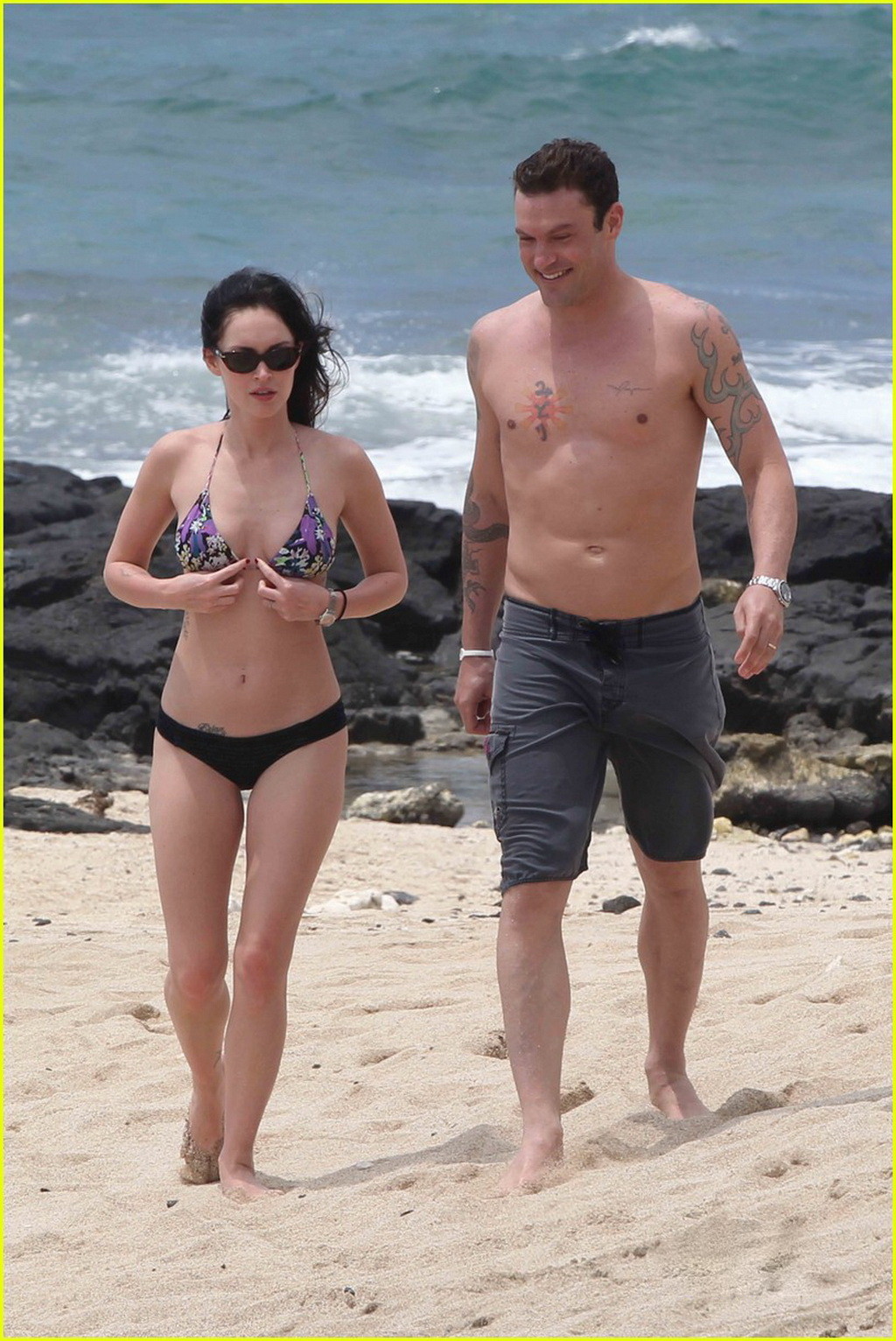 Megan fox mostrando su cuerpo en bikini en una playa de hawaii
 #75299440