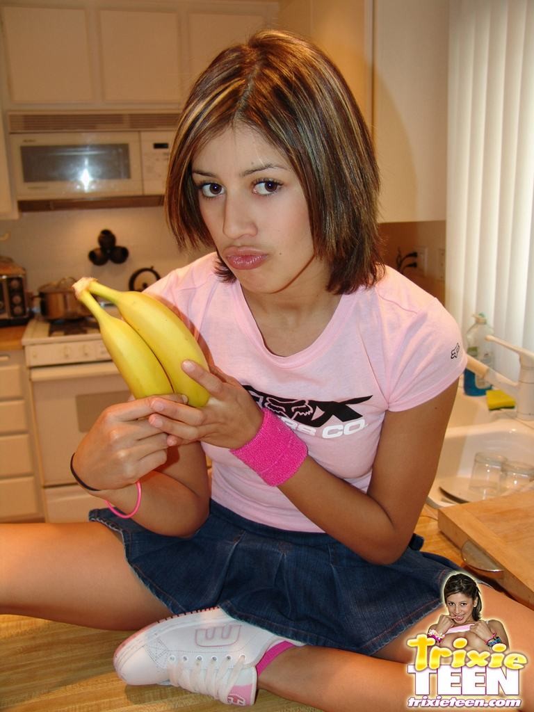 Jeune fille de dix-huit ans avec banane et crème fouettée
 #78778051