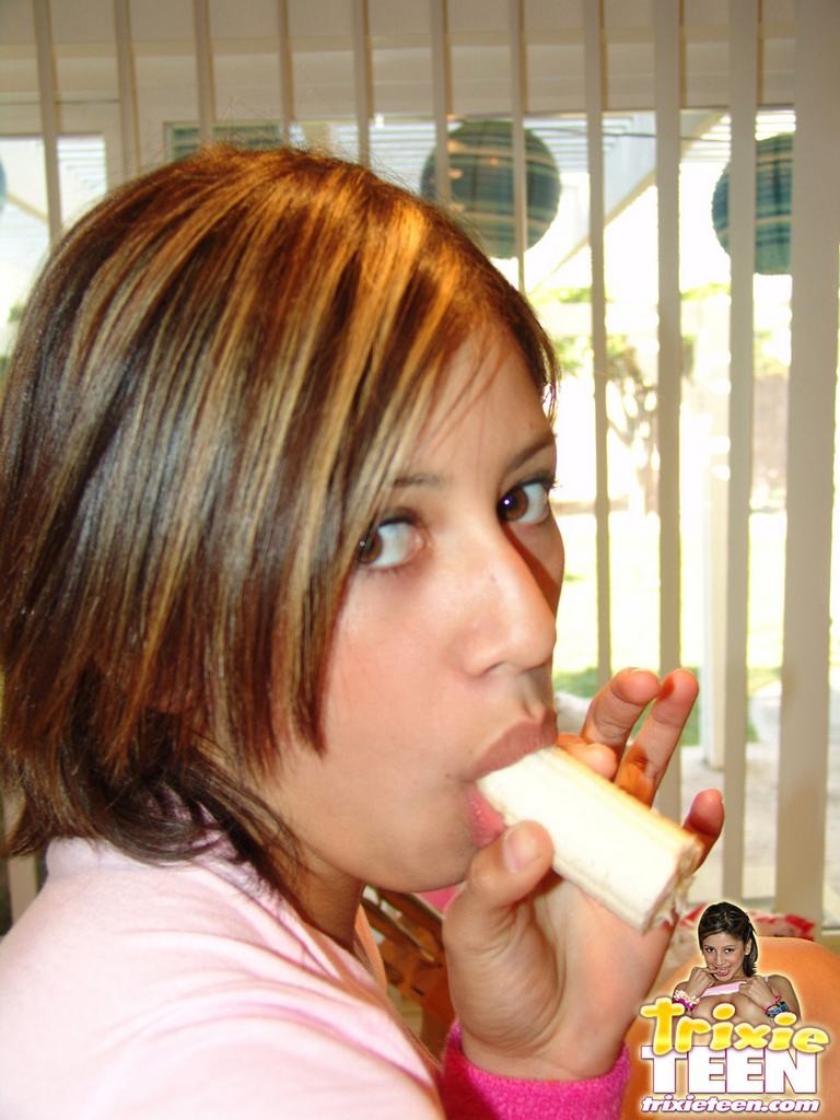 バナナとホイップクリームを食べる18歳の少女
 #78778054