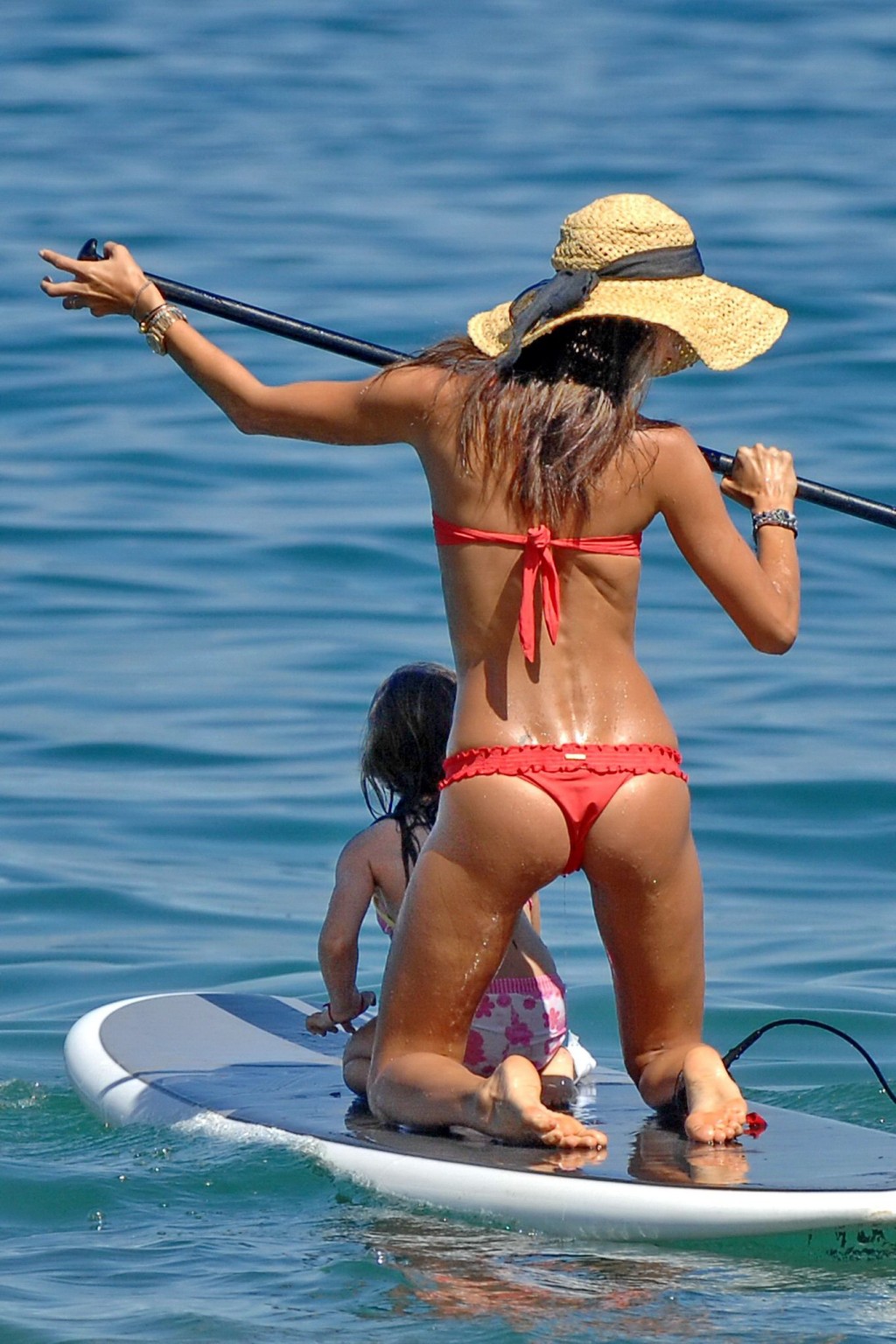 Alessandra ambrosio mostrando su cuerpo en bikini en una playa de hawaii
 #75188209