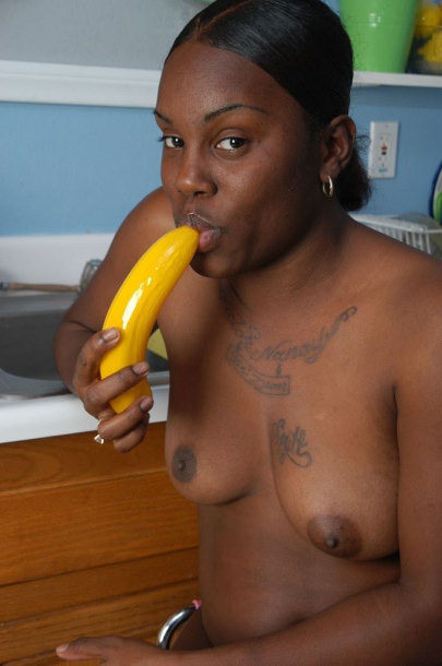 Nacktes schwarzes Nachbarsküken saugt große fette Banane
 #73442889