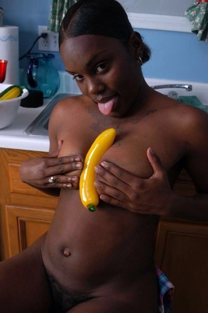 Nacktes schwarzes Nachbarsküken saugt große fette Banane
 #73442896
