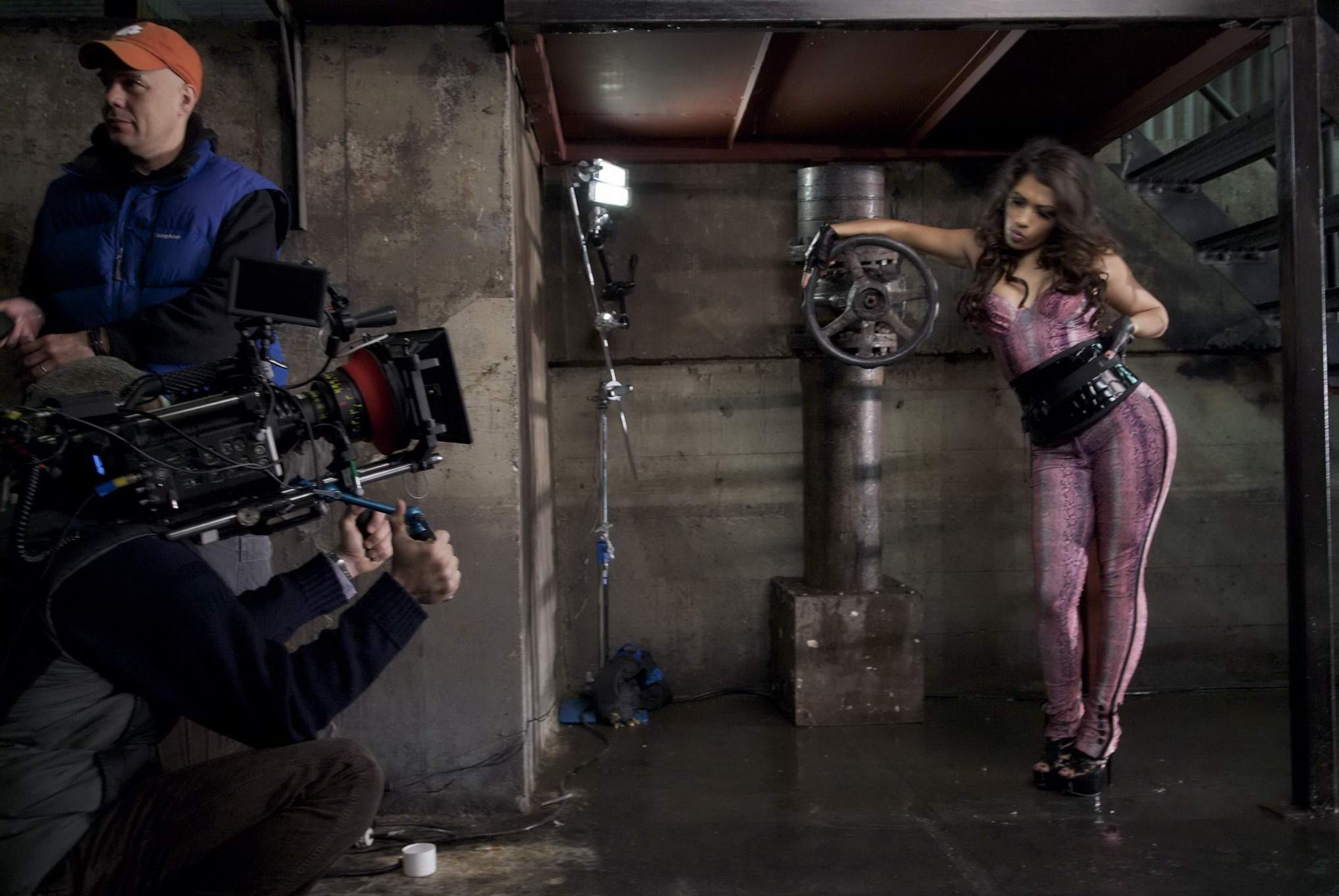 Vanessa white che mostra il suo culo in pantaloni stretti sul set del video musicale
 #75263984