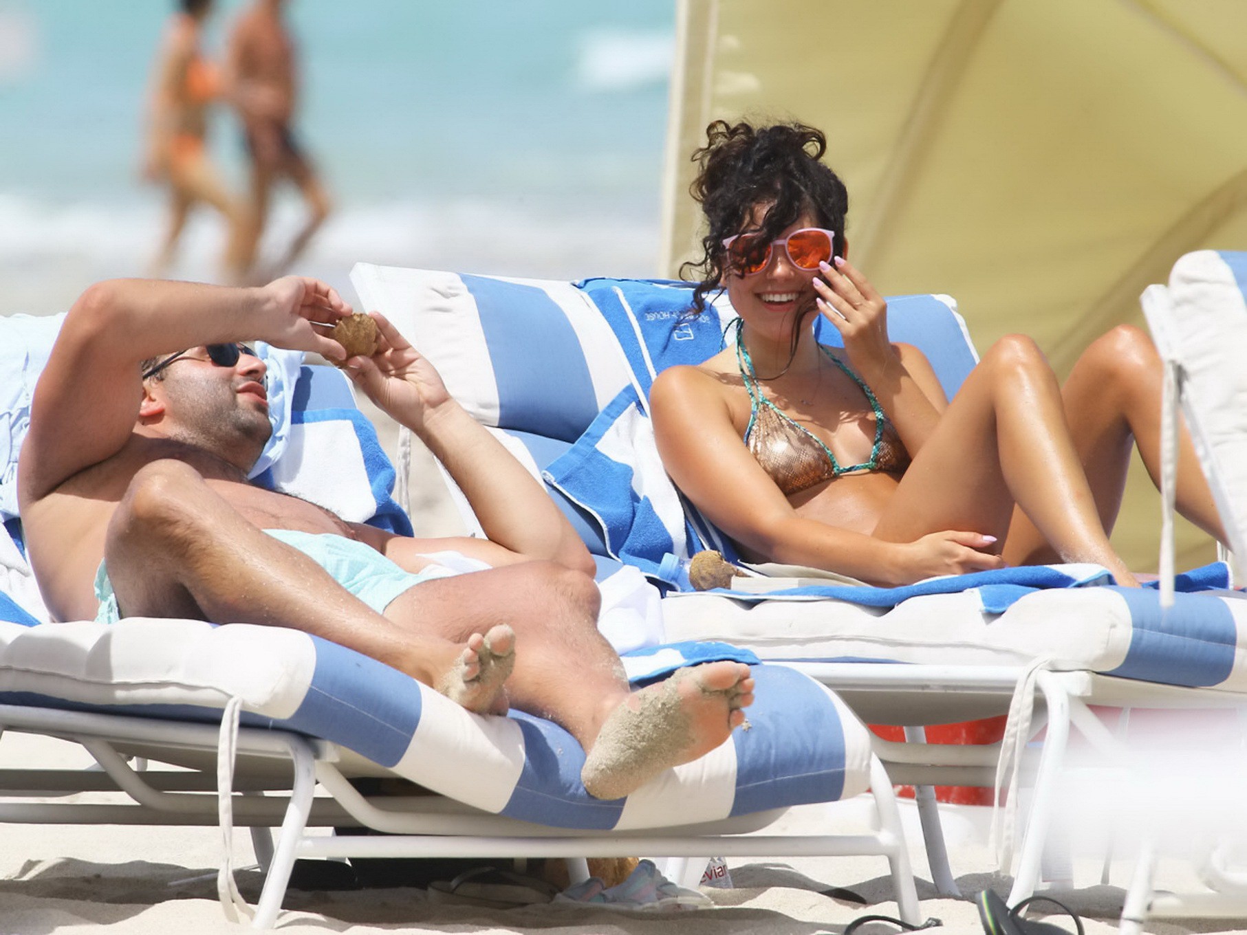 Eliza Doolittle zeigt ihren Hintern in einem winzigen Bikini mit Schlangenmuster am Strand in M
 #75195251