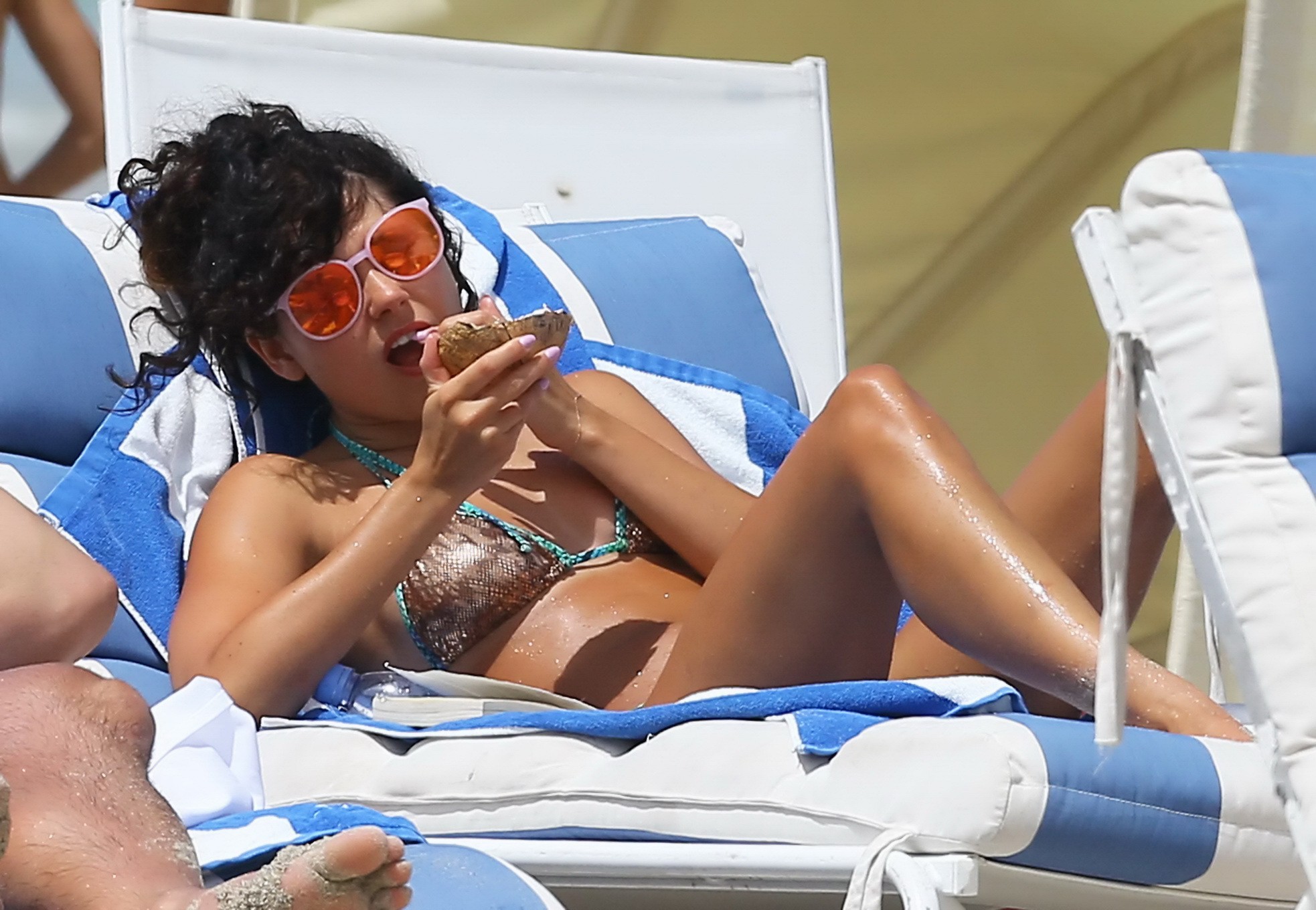 Eliza Doolittle zeigt ihren Hintern in einem winzigen Bikini mit Schlangenmuster am Strand in M
 #75195255