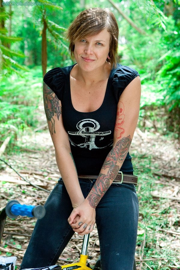刺青をした素人女性が森の中で裸になる
 #71483438