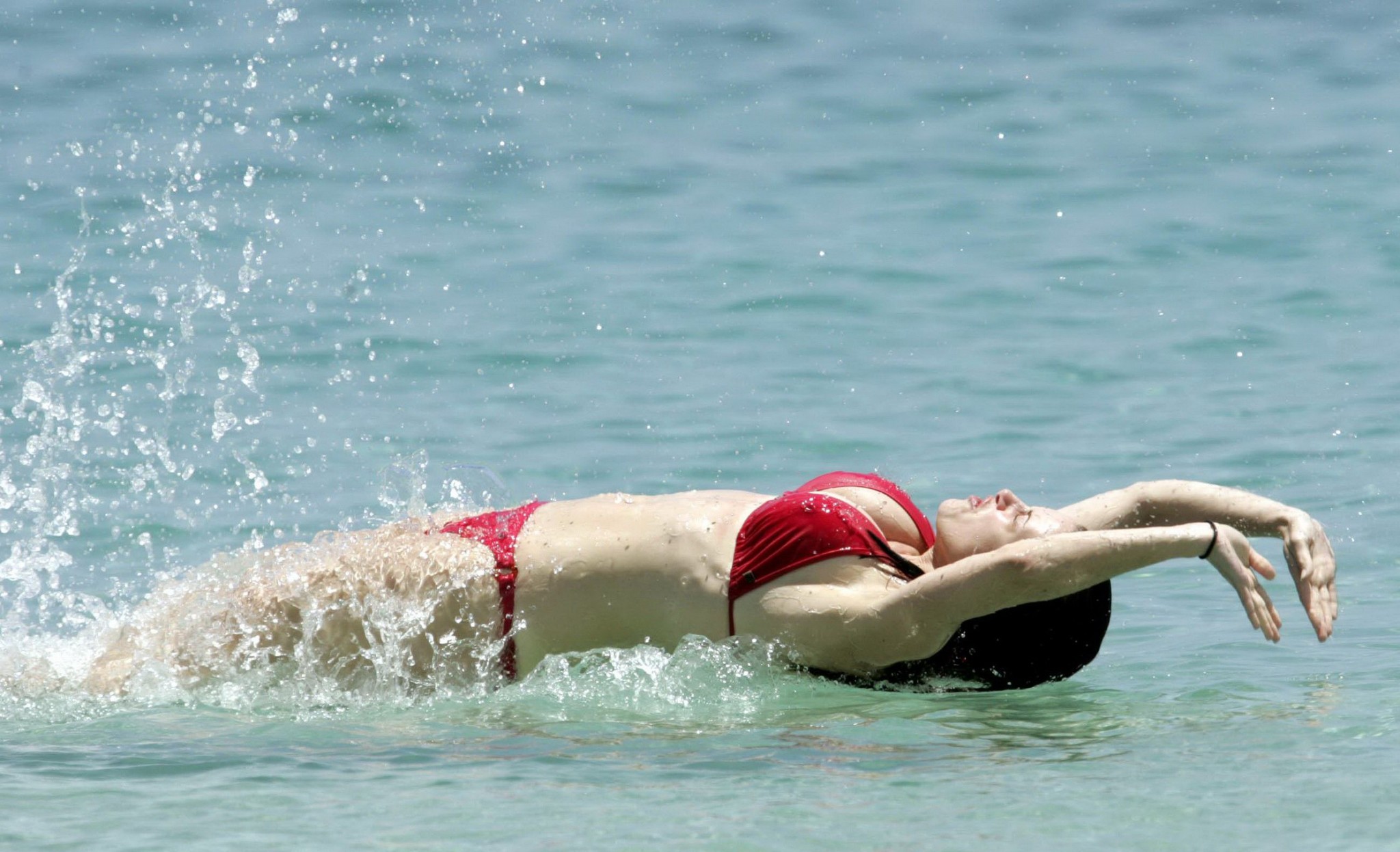 Kirsty gallacher vollbusig zeigt harte pokies in knappen roten bikini bei einigen caribbea
 #75173536