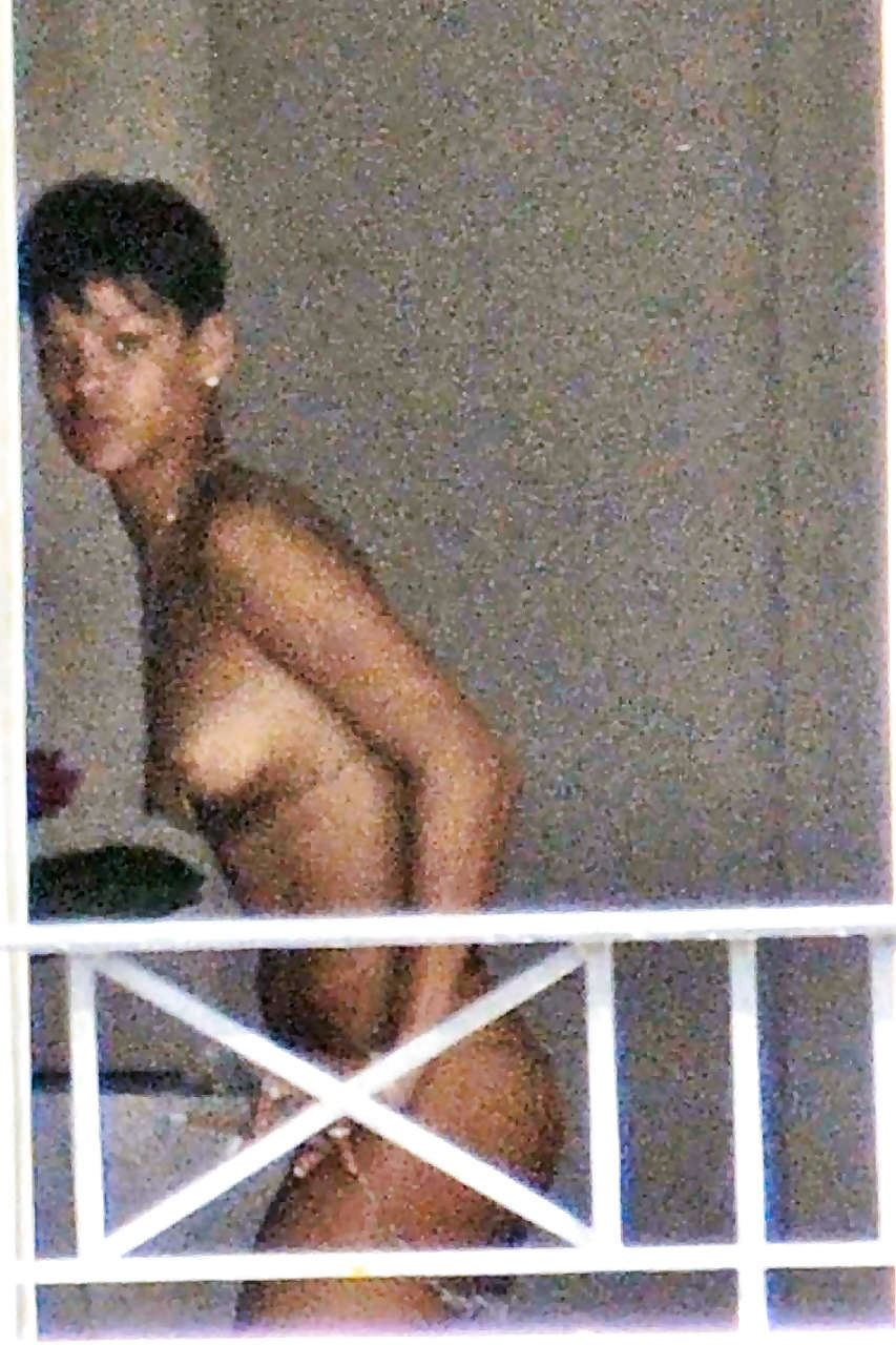 Rihanna exponiendo su cuerpo totalmente desnudo mientras se cambia de bikini
 #75245186