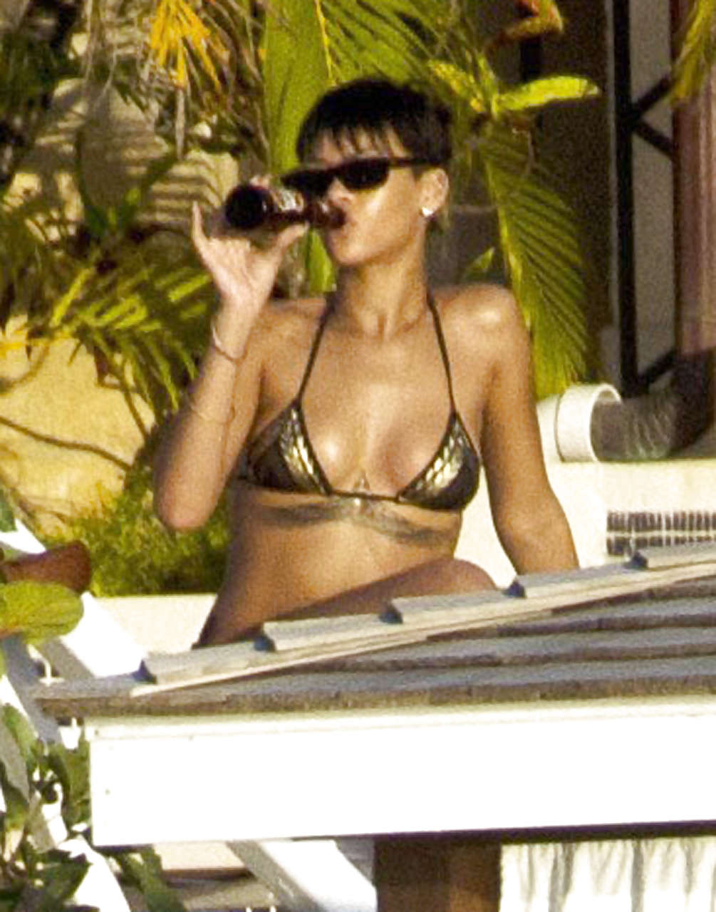 Rihanna exponiendo su cuerpo totalmente desnudo mientras se cambia de bikini
 #75245196