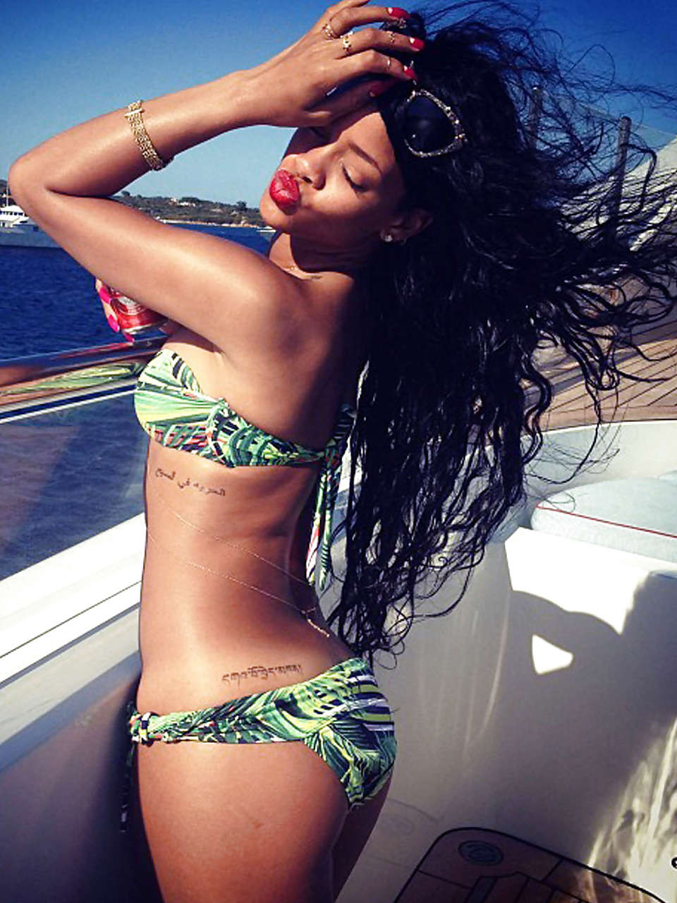 Rihanna exposant son corps totalement nu en changeant de bikini
 #75245201