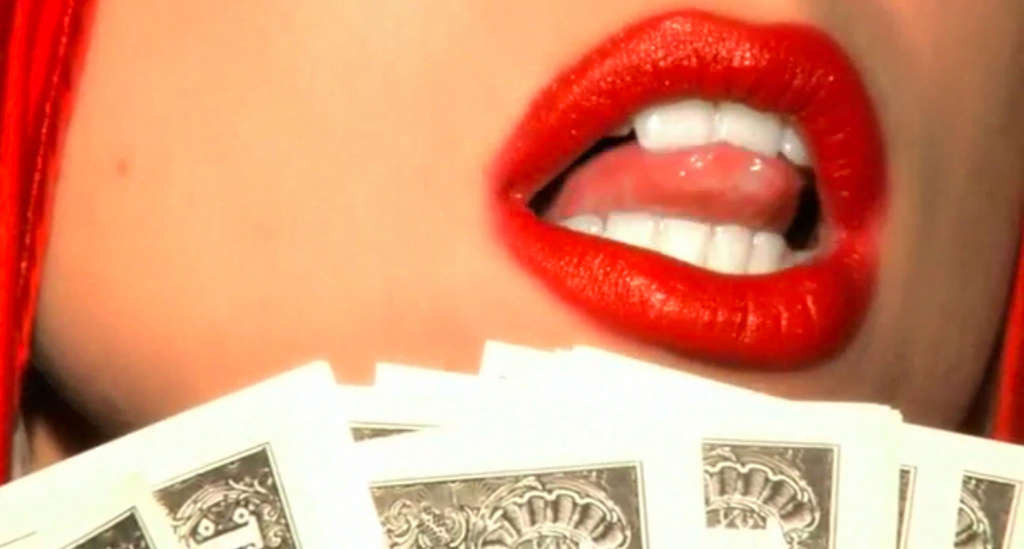 Lady Gaga posiert sehr sexy und langbeinig auf dem Bett mit Geld
 #75353732