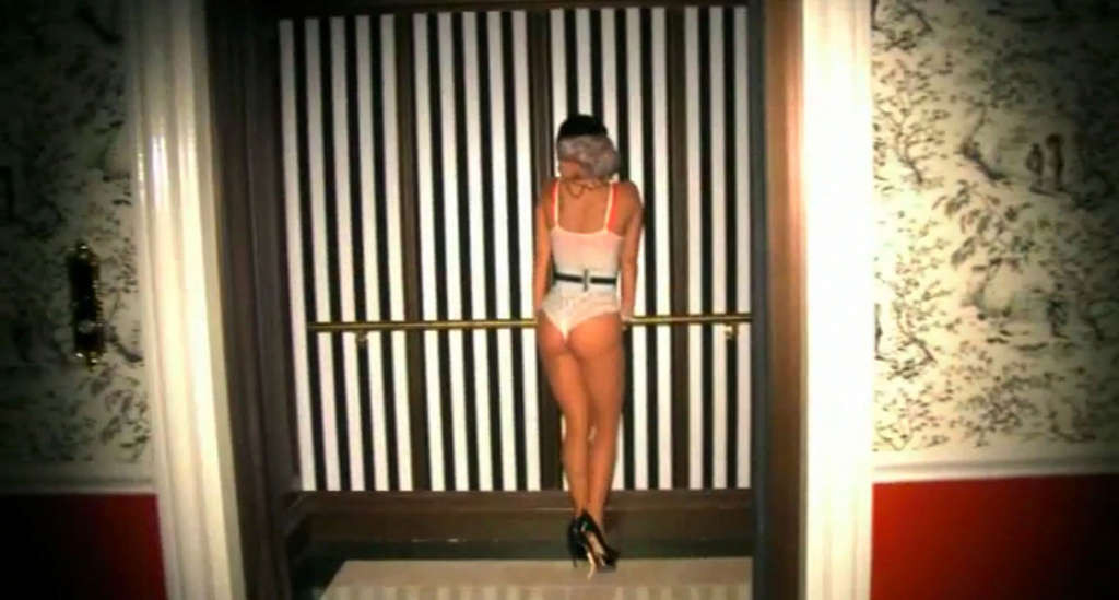 Lady gaga pose très sexy et jambes longues sur le lit avec de l'argent
 #75353743