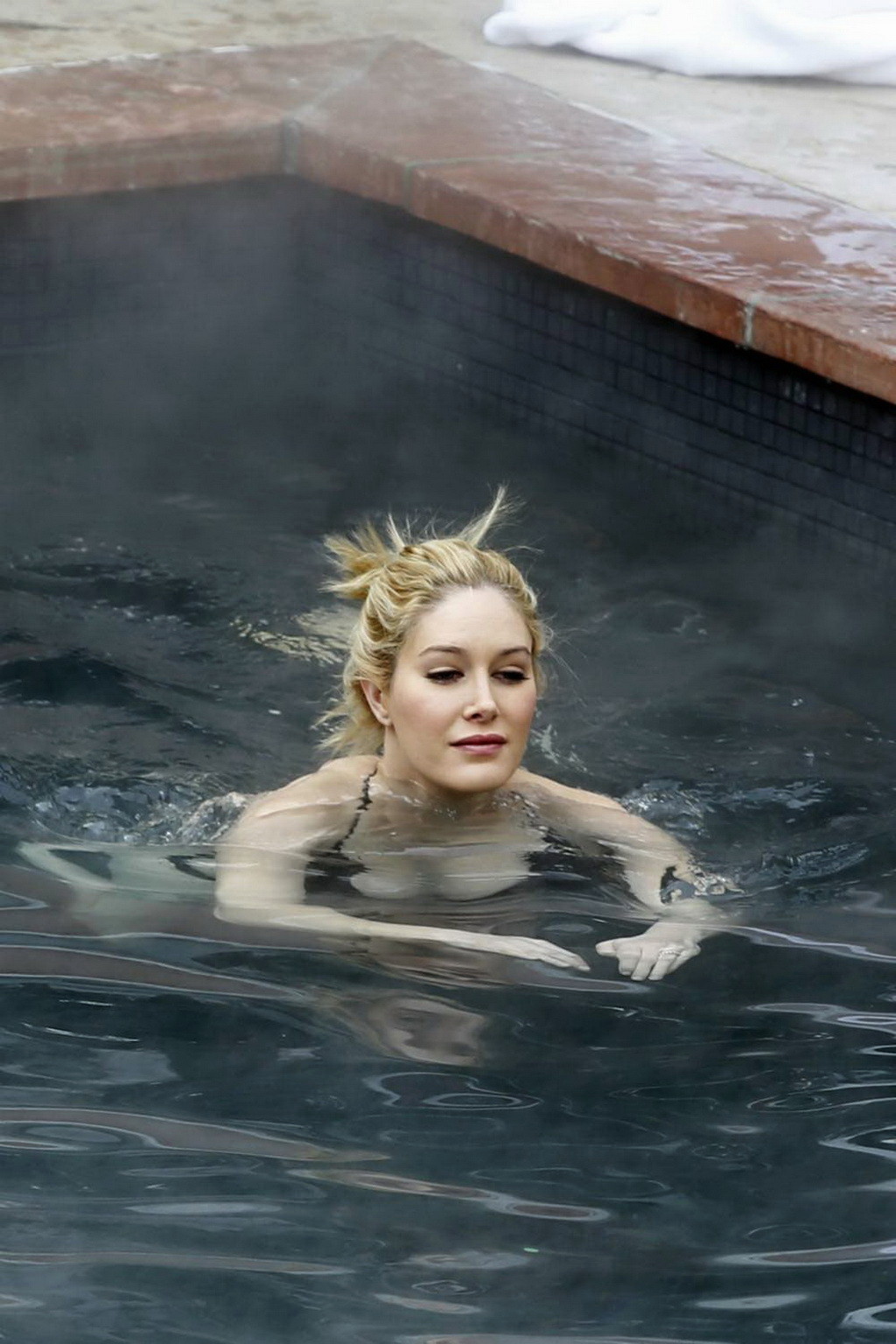 Heidi montag busty in minuscolo bikini nero in una spa calda durante la vacanza in aspe
 #75176228