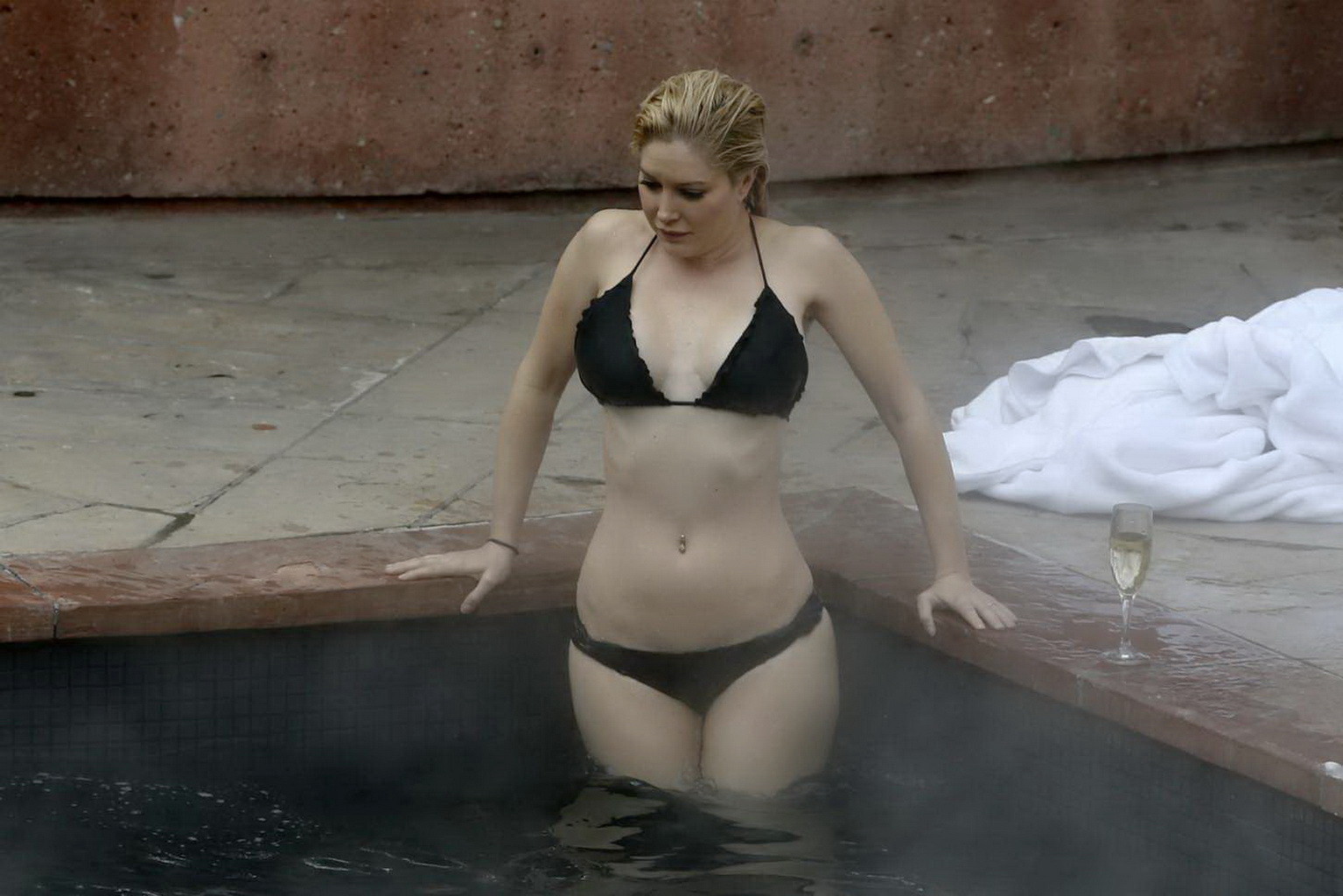 Heidi montag busty in minuscolo bikini nero in una spa calda durante la vacanza in aspe
 #75176267