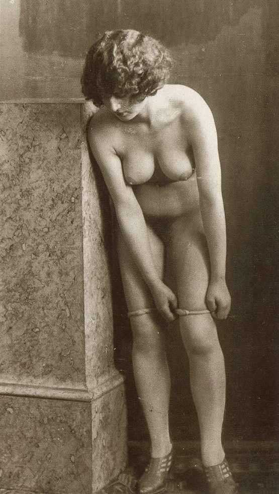 Jolies dames classiques posant nues dans les années soixante
 #77293759