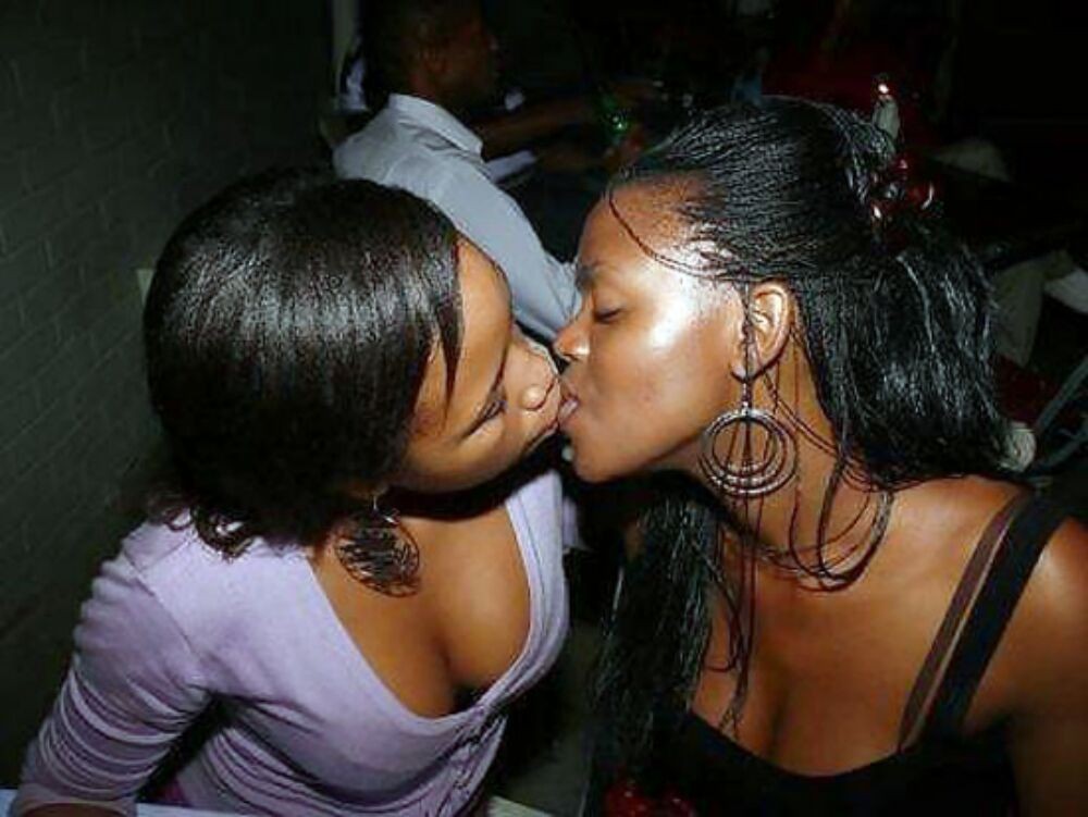 Jeunes noirs exploités posant et baisant galerie 14
 #79476669
