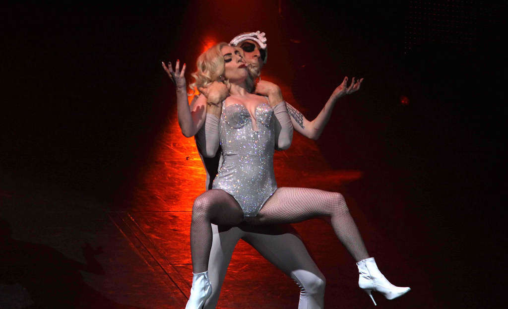 Lady Gaga guardando sexy sul palco in pantaloncini e foto upskirt paparazzi
 #75362321