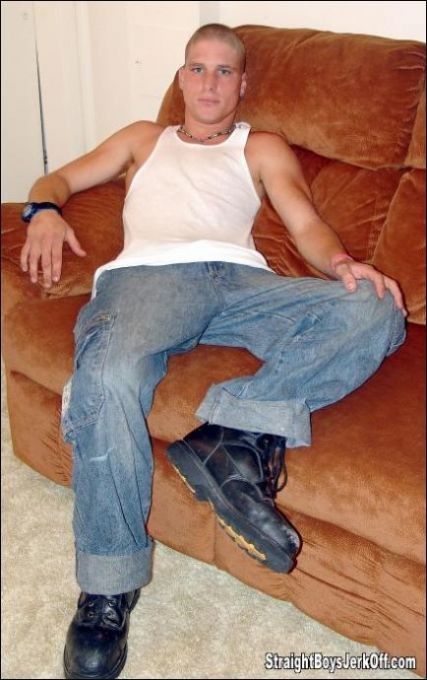 Un jovencito insolente se deleita masturbándose
 #76997790