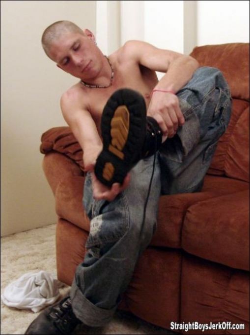 Un jovencito insolente se deleita masturbándose
 #76997804