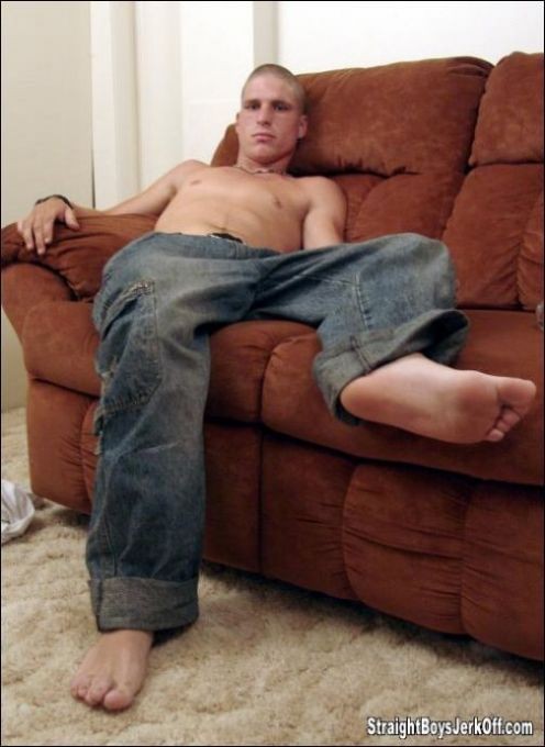 Un jovencito insolente se deleita masturbándose
 #76997810