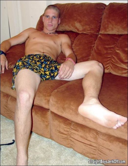 Un jovencito insolente se deleita masturbándose
 #76997824