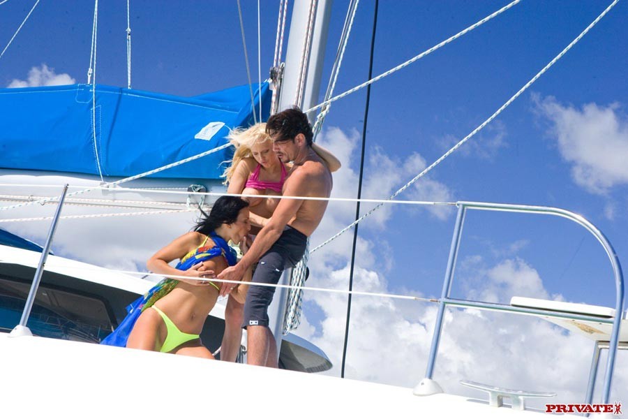 Diana gold y simonne style disfrutan de un trío anal ffm en el barco
 #68960984