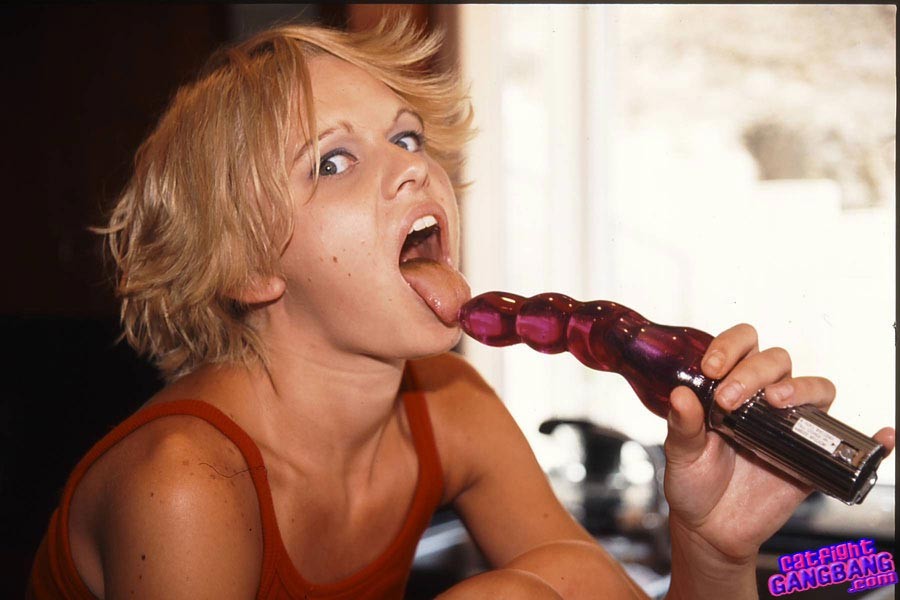 Rubia y ébano desgarrando sus coños con dildos
 #73360905